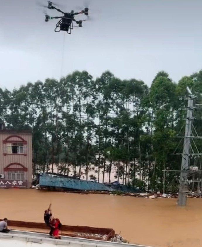 【无人机转移广西强降雨被困人员 】近日，广西横州遭遇强降雨引发洪涝，道路大面积中