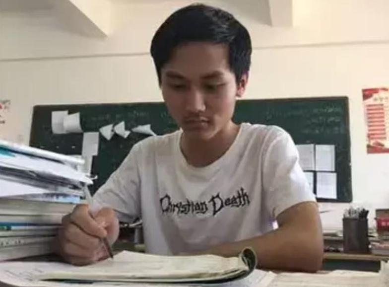 今天刷到个事真的太戳人了：一个从山沟里考出来的第一个研究生，工作 9 年给家里转