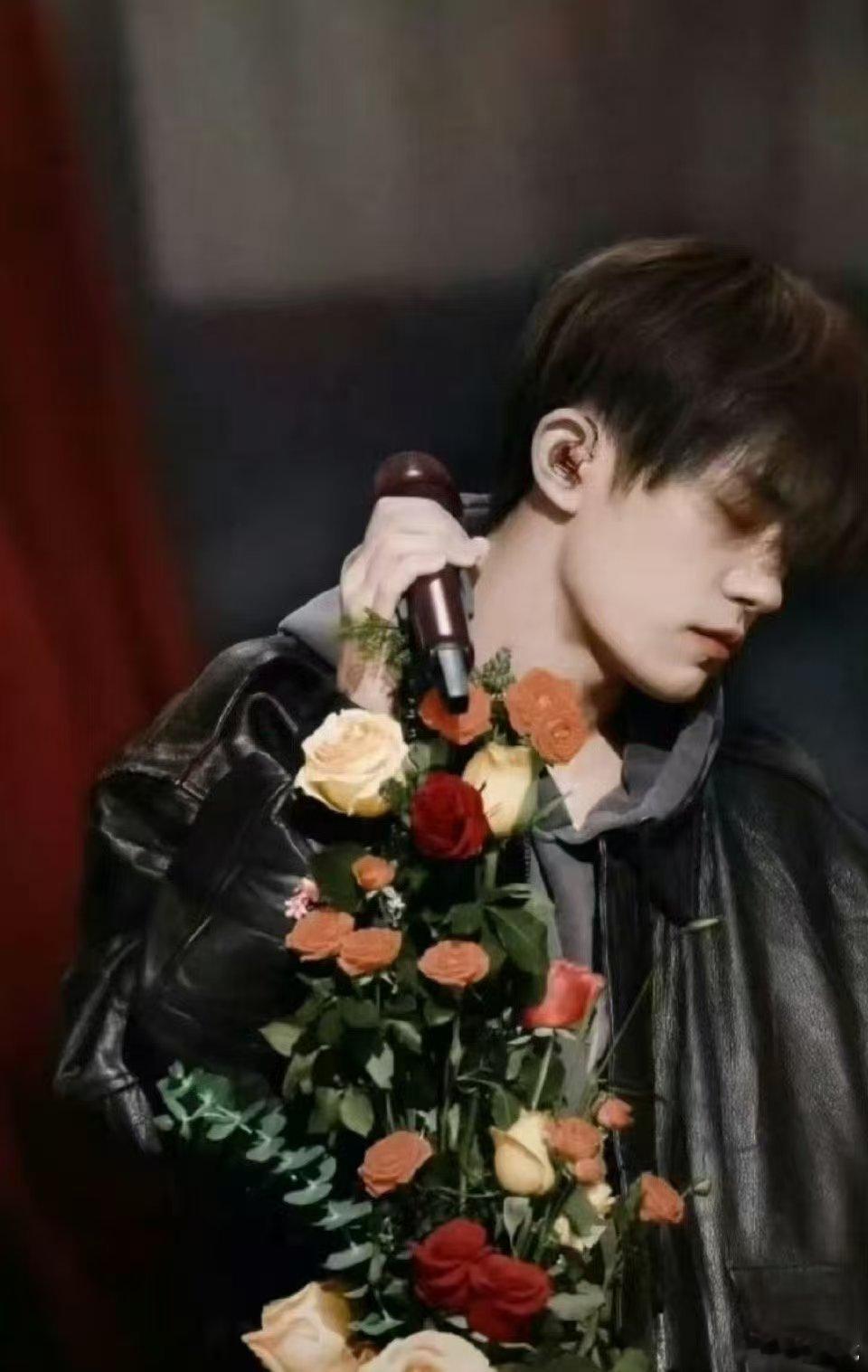 易烊千玺热爱生活的人先享受世界 不辜负每一种场景，不浪费每一份热忱。烟火气中的他