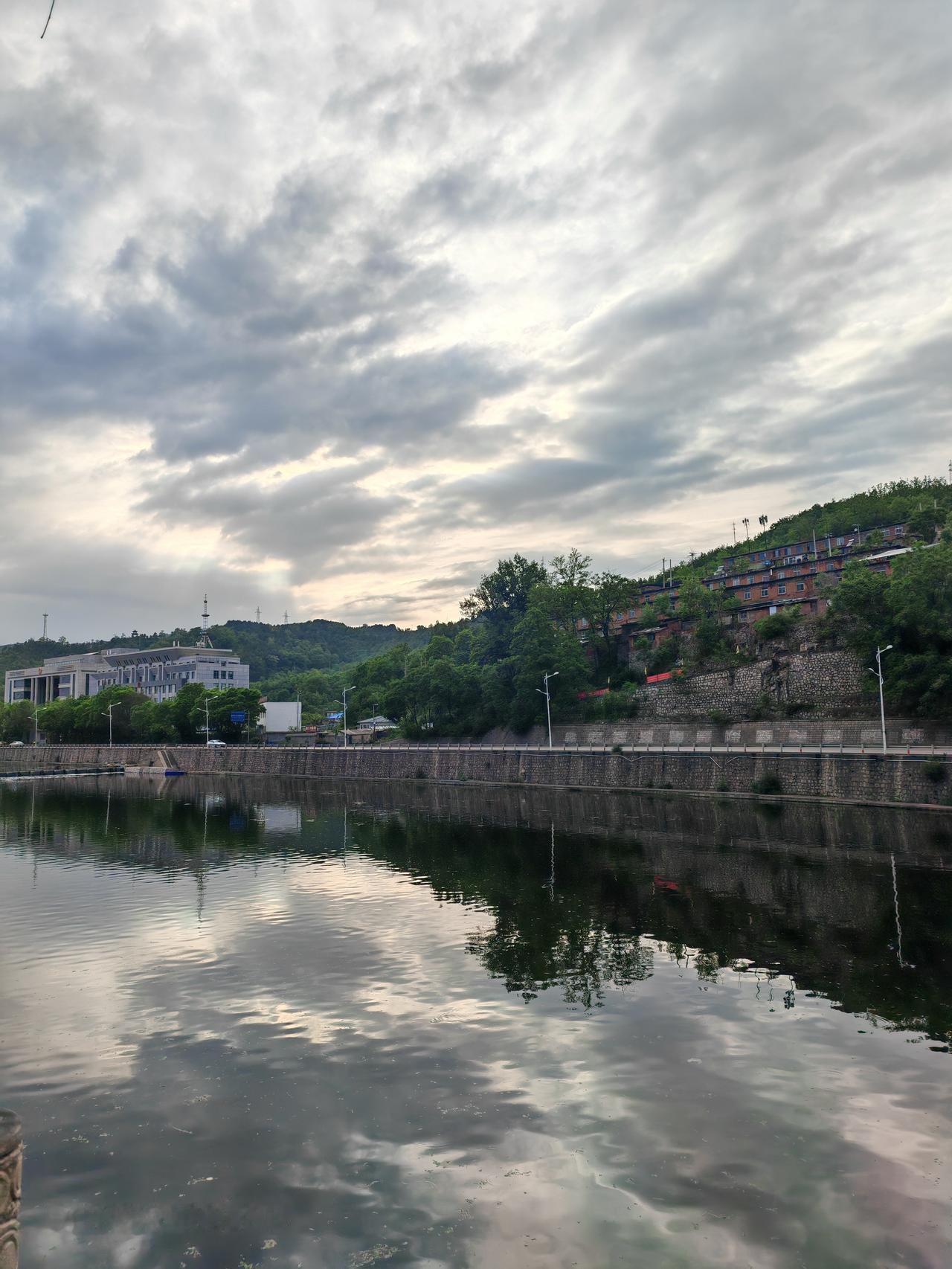 晒图笔记大赛 午后雨后初停，那一抹夕阳奋力冲破云层，天际线上满是斑驳。
夕阳余晖