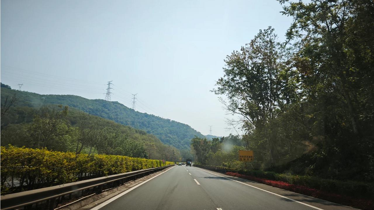 车窗框住的是热带山林的风，车轮碾过的是奔赴远方的路。在事故多发的路段慢下来，才好