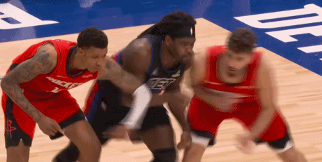 是个狠人！斯图尔特真是惹不起！
在今天NBA常规赛活塞对阵火箭的第三节比赛中，斯