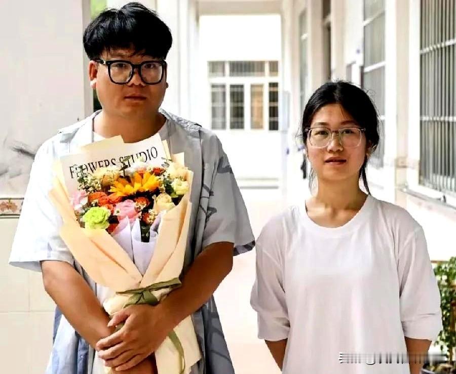 扁担女孩刘燕，与高中班主任陈庆隆老师，二人这长相气质，反过来了，不知道的，还以为