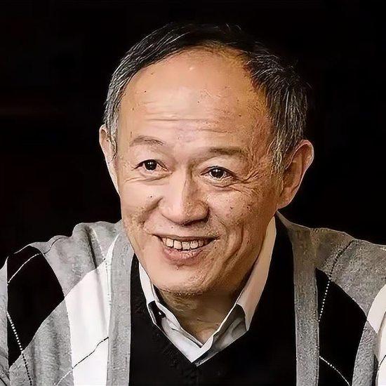 73岁金士杰接娃被认成爷爷，60岁老来得龙凤胎，老戏骨的晚年，藏着最戳心的父爱