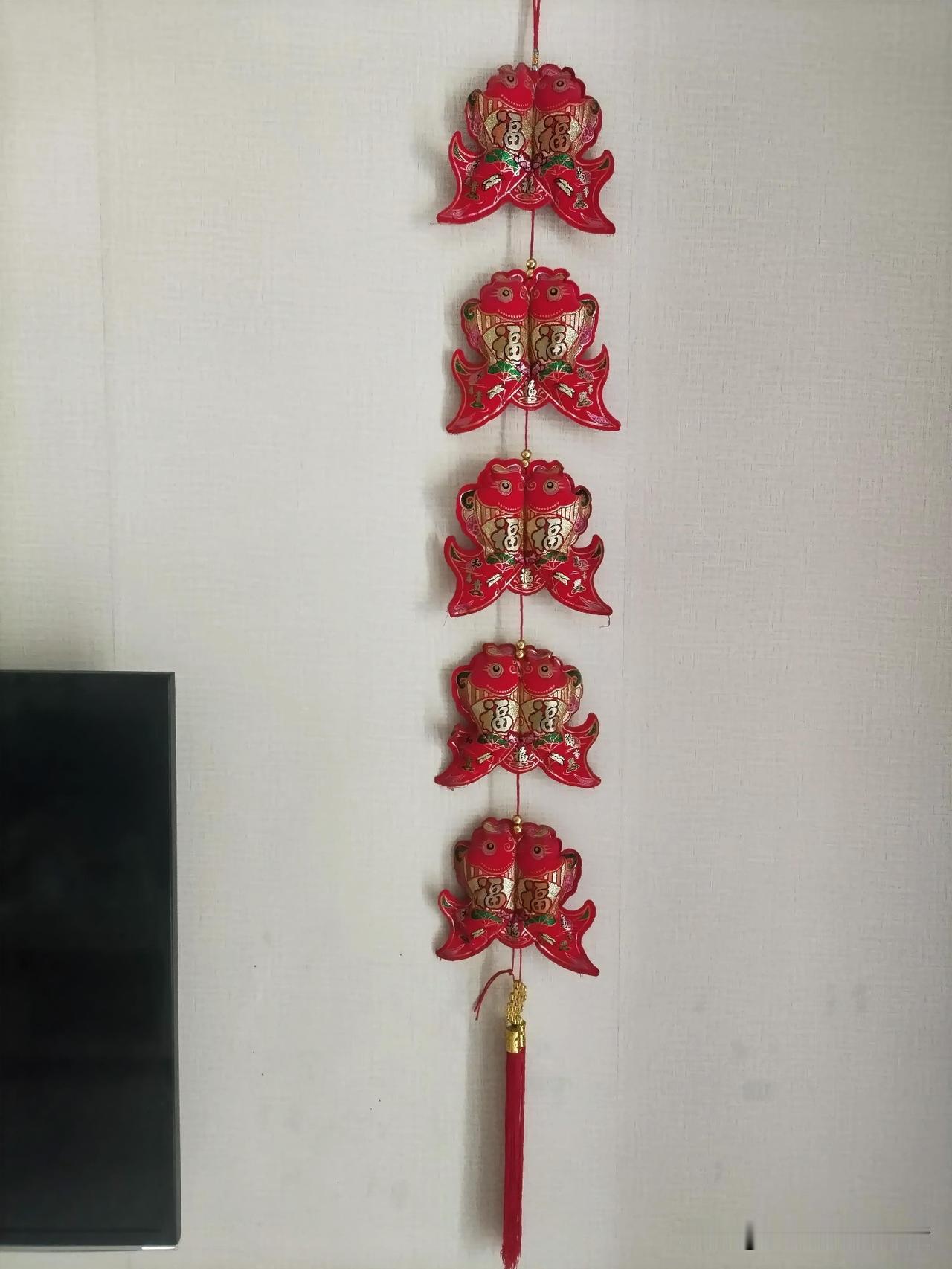 早上送孩子上学，

走到一十字路口时，

旁边等红灯的女子突然

扭头大吼一声，