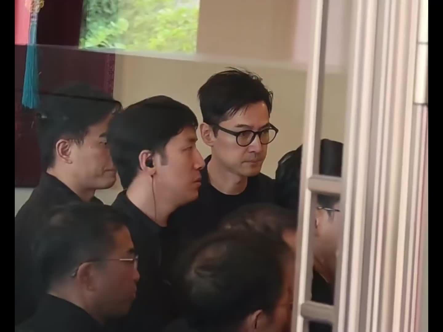 胡歌连夜从长沙赶回北京，一早现身游本昌告别仪式，哭红了双眼，两人因《繁花》结缘，亦师亦友！#胡歌现身