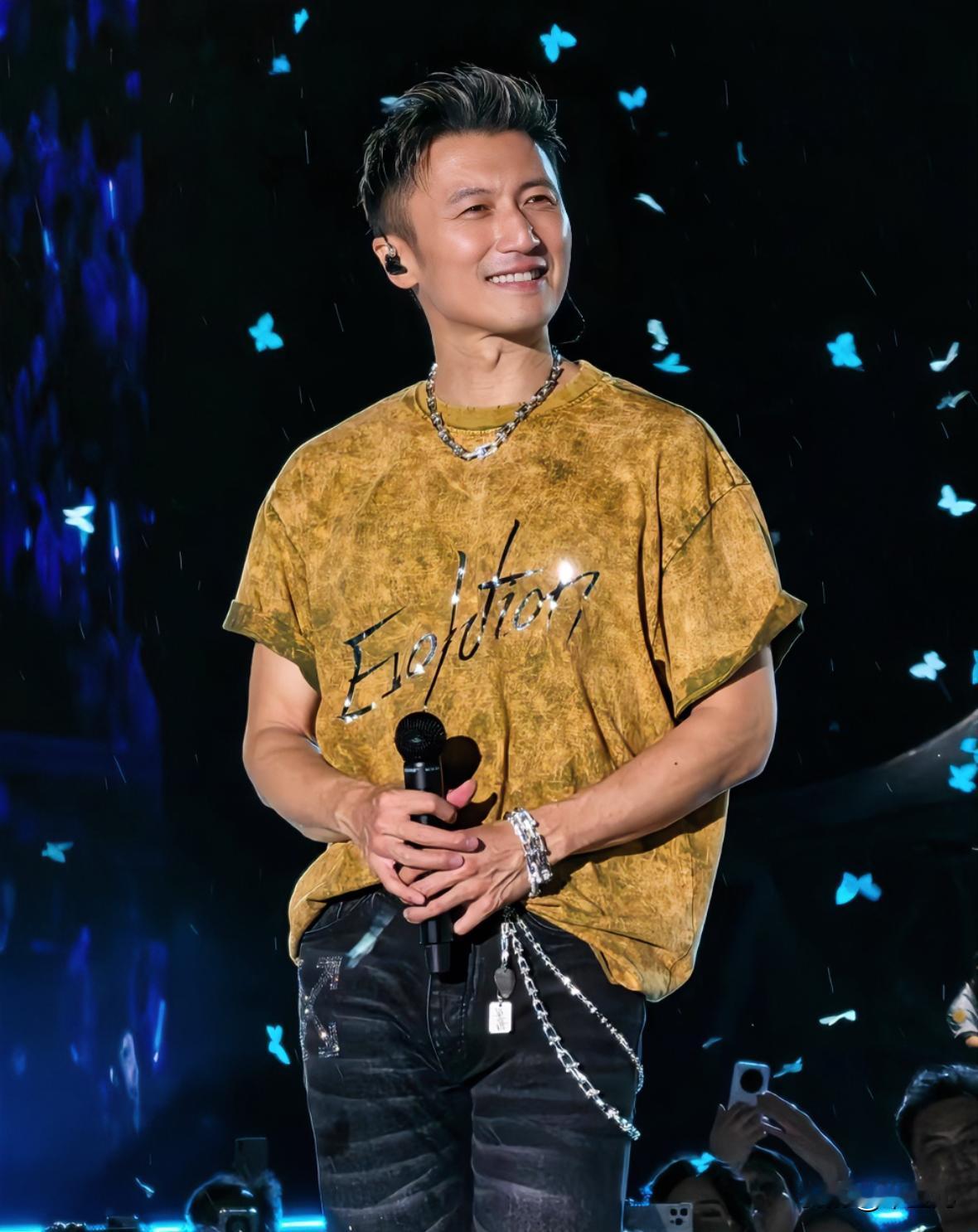 演唱会之城——太原：
周华健的演唱会刚刚圆满结束，
谢霆锋的演唱会又在紧锣密鼓的