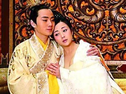 公元654年，日本将本国的两位美女公主送给唐高宗李治。李治很喜欢，当晚就和两位美