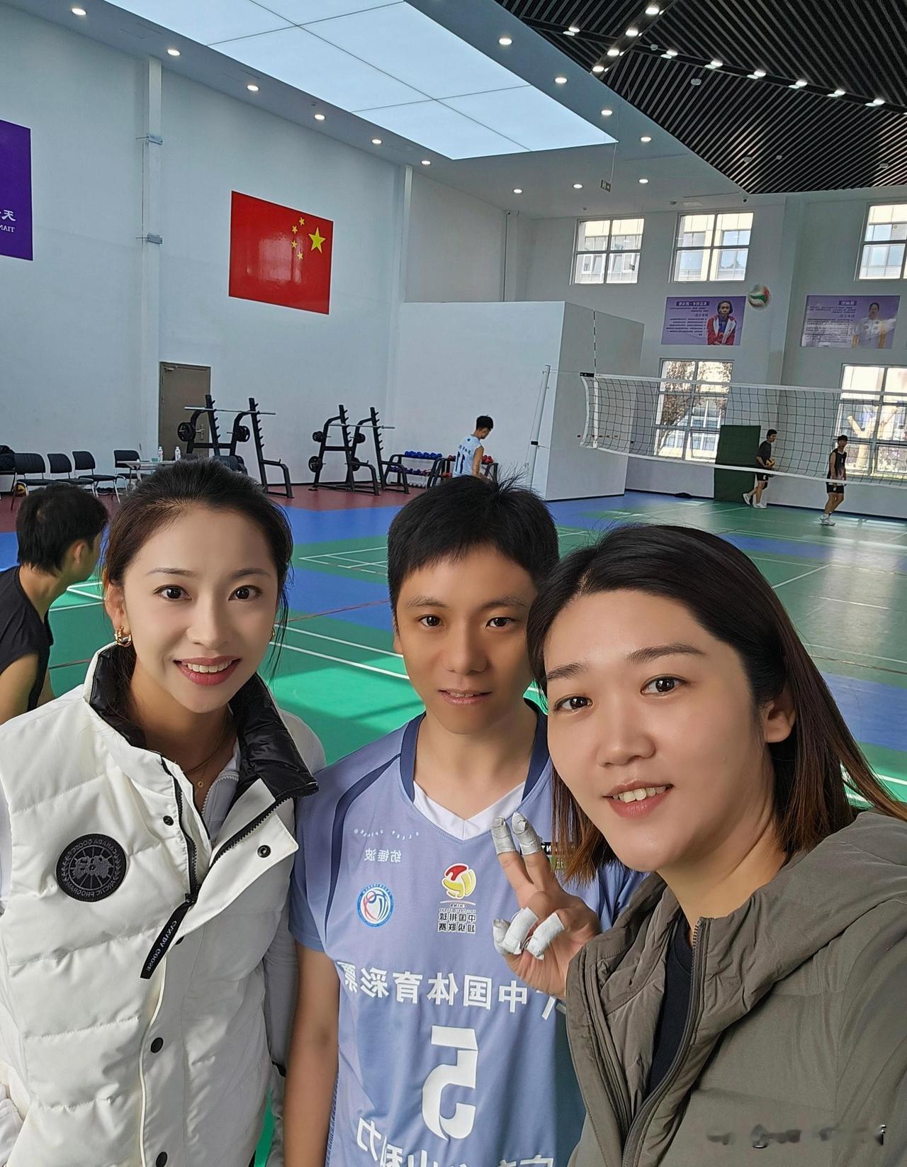 著名排球网红主播Yuki参加青少年梯队集训。本次集训教练是昔日国少队主教练顾军，