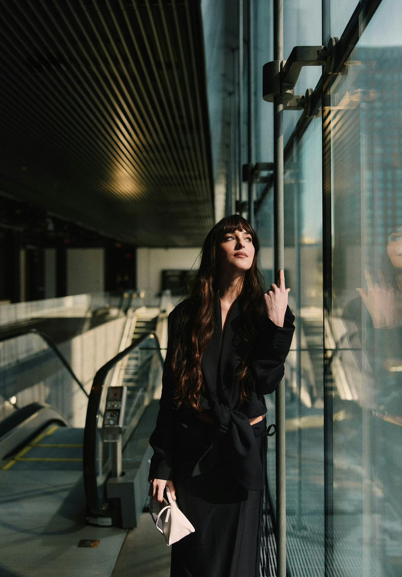 达科塔·约翰逊登上《W》杂志，摄影师为埃米利奥·马德里。