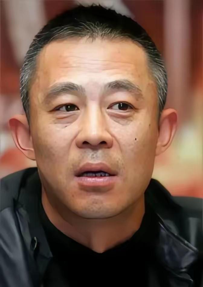 三段婚姻一子得，十六年相伴终成空，他到底求什么？
侯勇的事最近又被翻出来说，很多