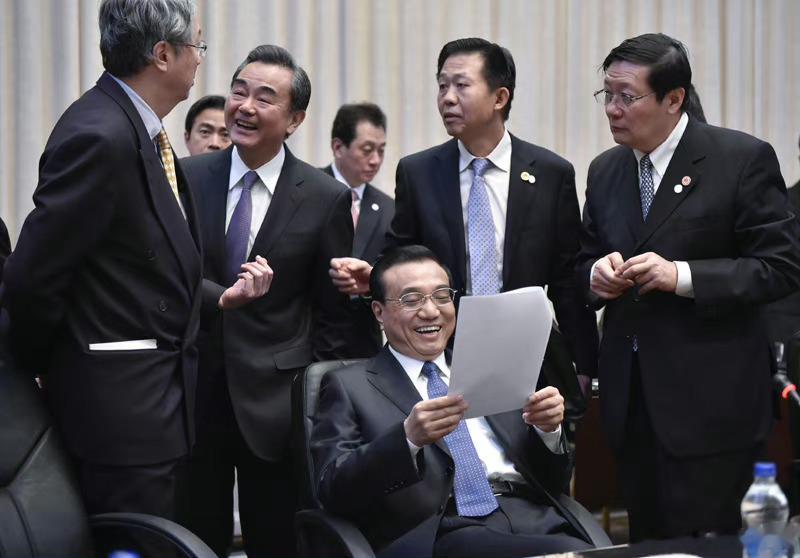“纯真而不欠闻达，善良而不失坚强。把生命高举在尘俗之上，又溶化于社会之中，这应该