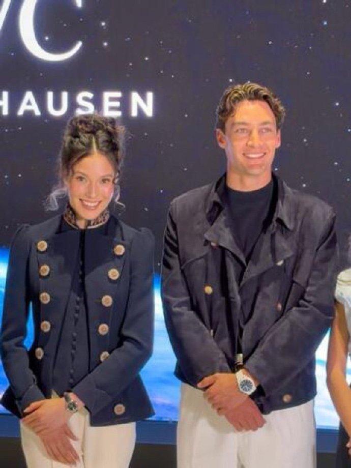 今天谷爱凌现身日内瓦，她这次搭配的很简洁，不过看上去特别的有高贵气质。

谷爱凌