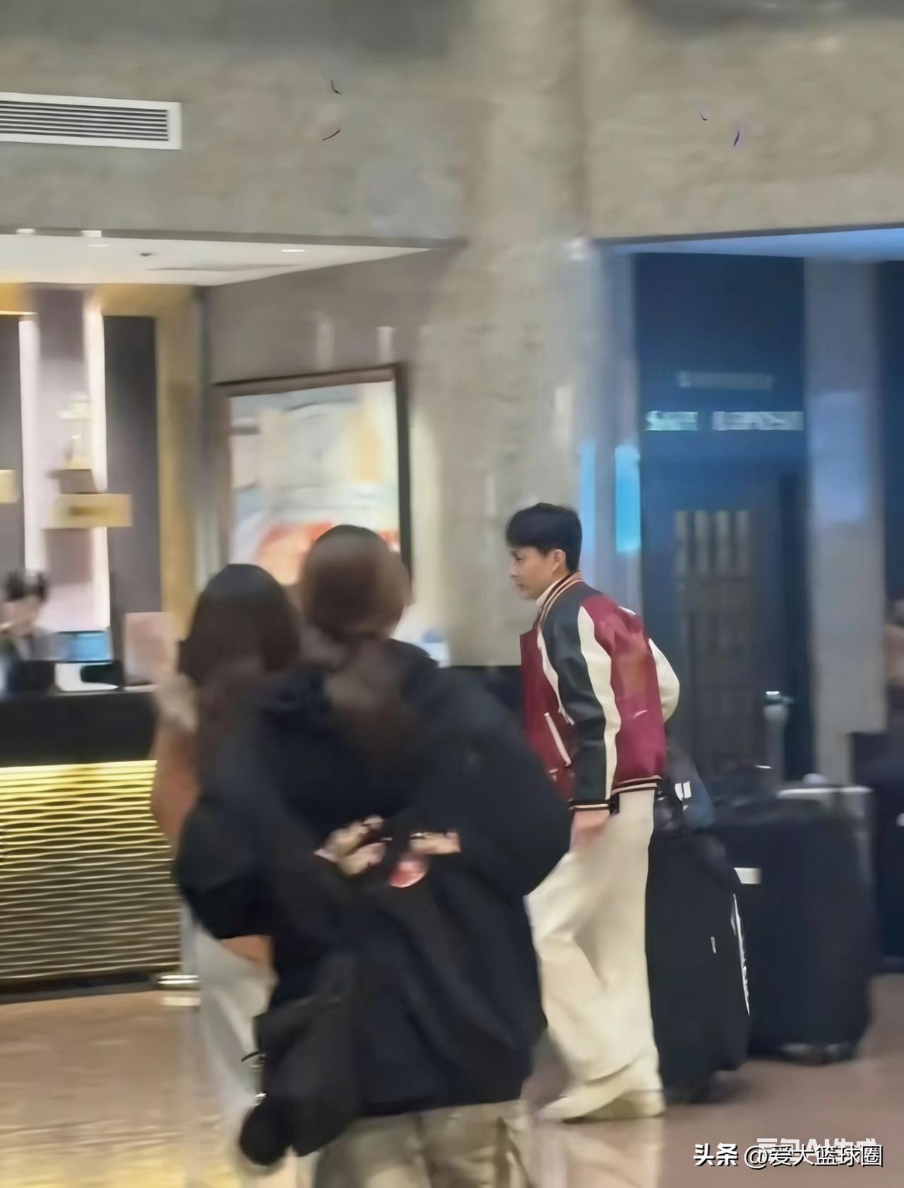 广东全体到酒店，唯独缺少杜锋

​昨天下午，广东队抵达上海，入住了银星皇冠假日酒