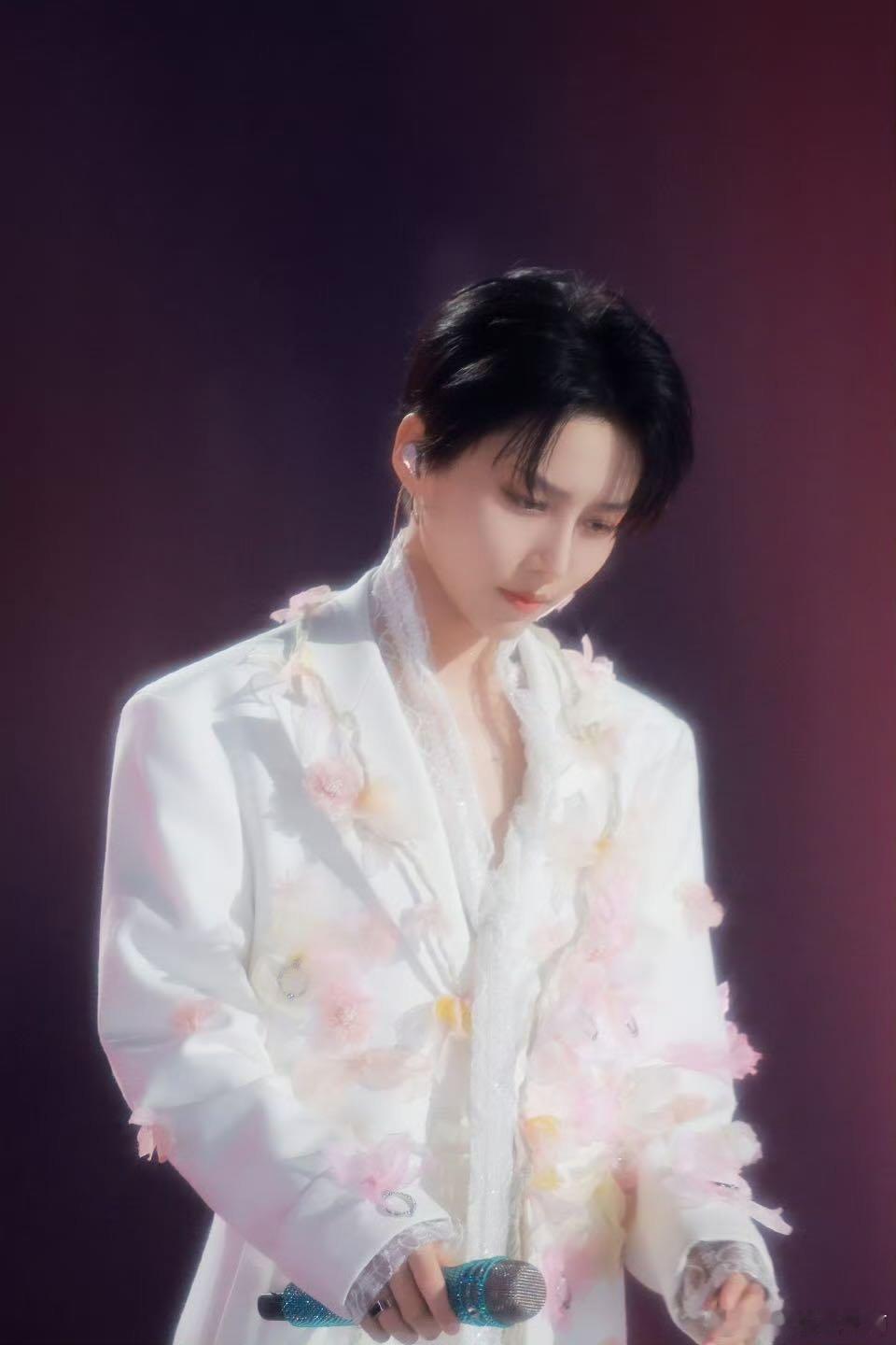 刘雨昕唱情歌的杀伤力  刘雨昕唱《原来那个人》，温柔声音充满魔力，情歌杀伤力拉满