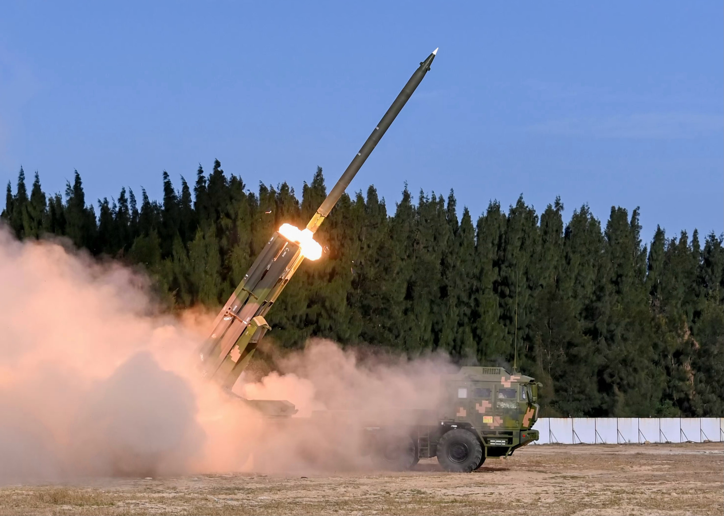 191打的这算是当今世界最好的远程制导火箭弹了，虽然比导弹便宜，但本身也挺贵的。