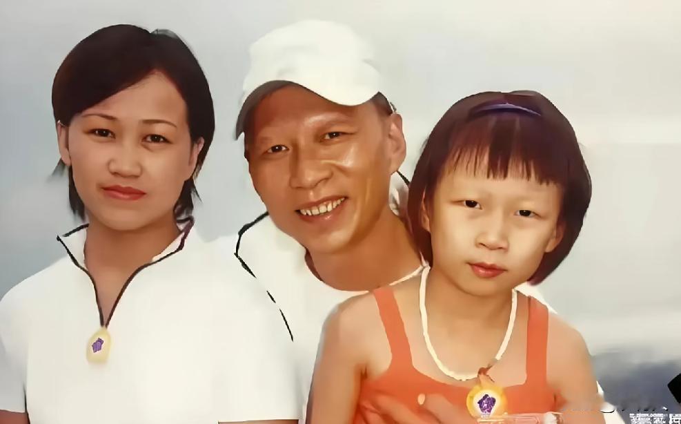 90年代，演员李明一家三口，一张珍贵的留影。妻子颜值很高，他们结婚30多年，仍然