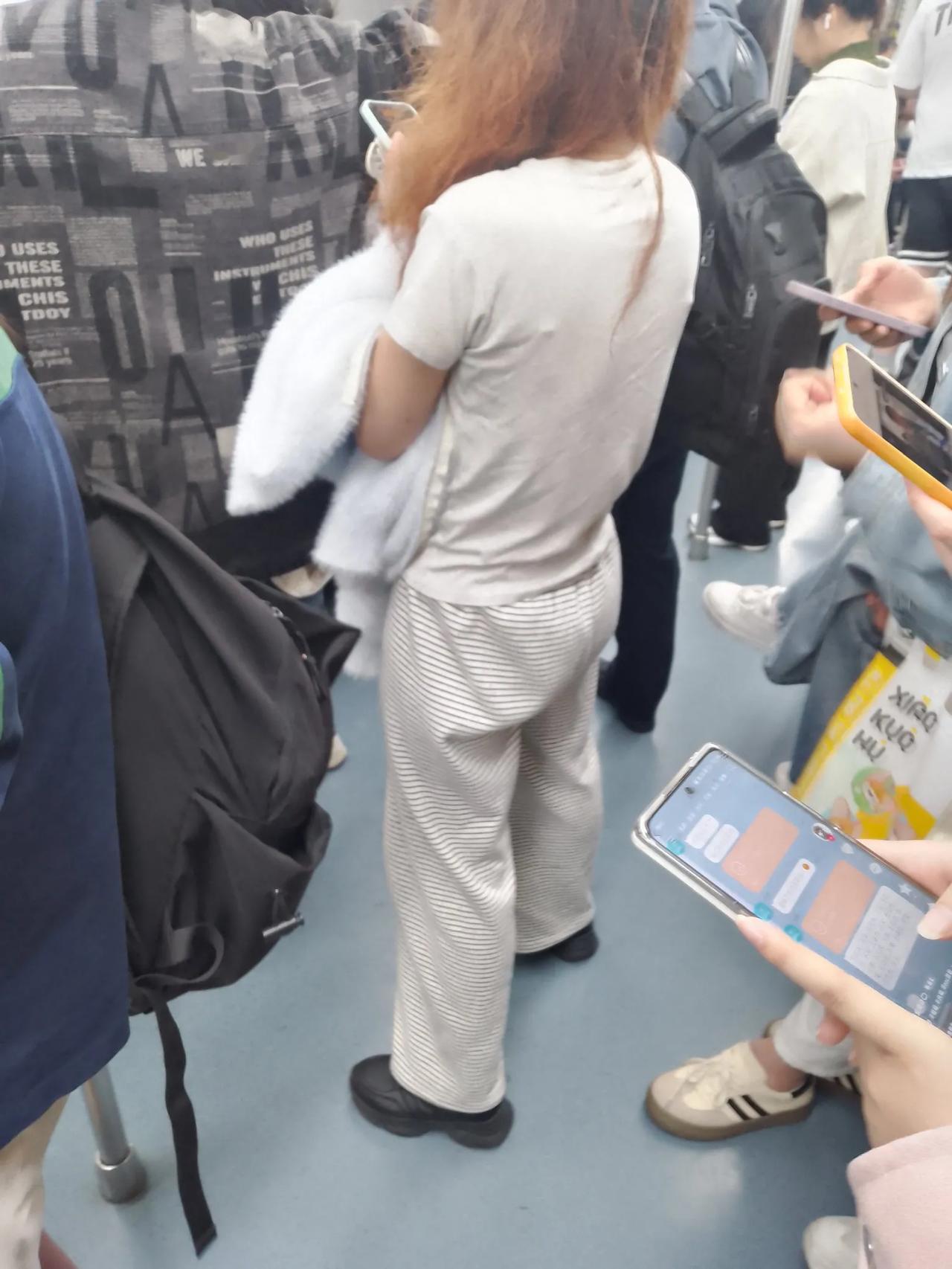 一大早的，站在地铁里，每个人拿着手机看，头低着看，目不转睛的盯着看，难怪近视眼这