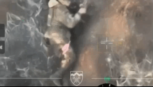 1名失去行动能力的俄军士兵为了求得解脱，将突击步枪对准自己的下颌，随着一声枪响，