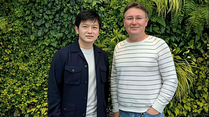 樊振东，走的是高端路线——
        一边，国内有人在暗讽樊振东“自愿退出