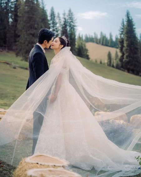 麦迪娜姜潮婚礼超多新疆美食 明星夫妻姜潮与麦迪娜结婚多年，安徽人姜潮昨天为新疆老