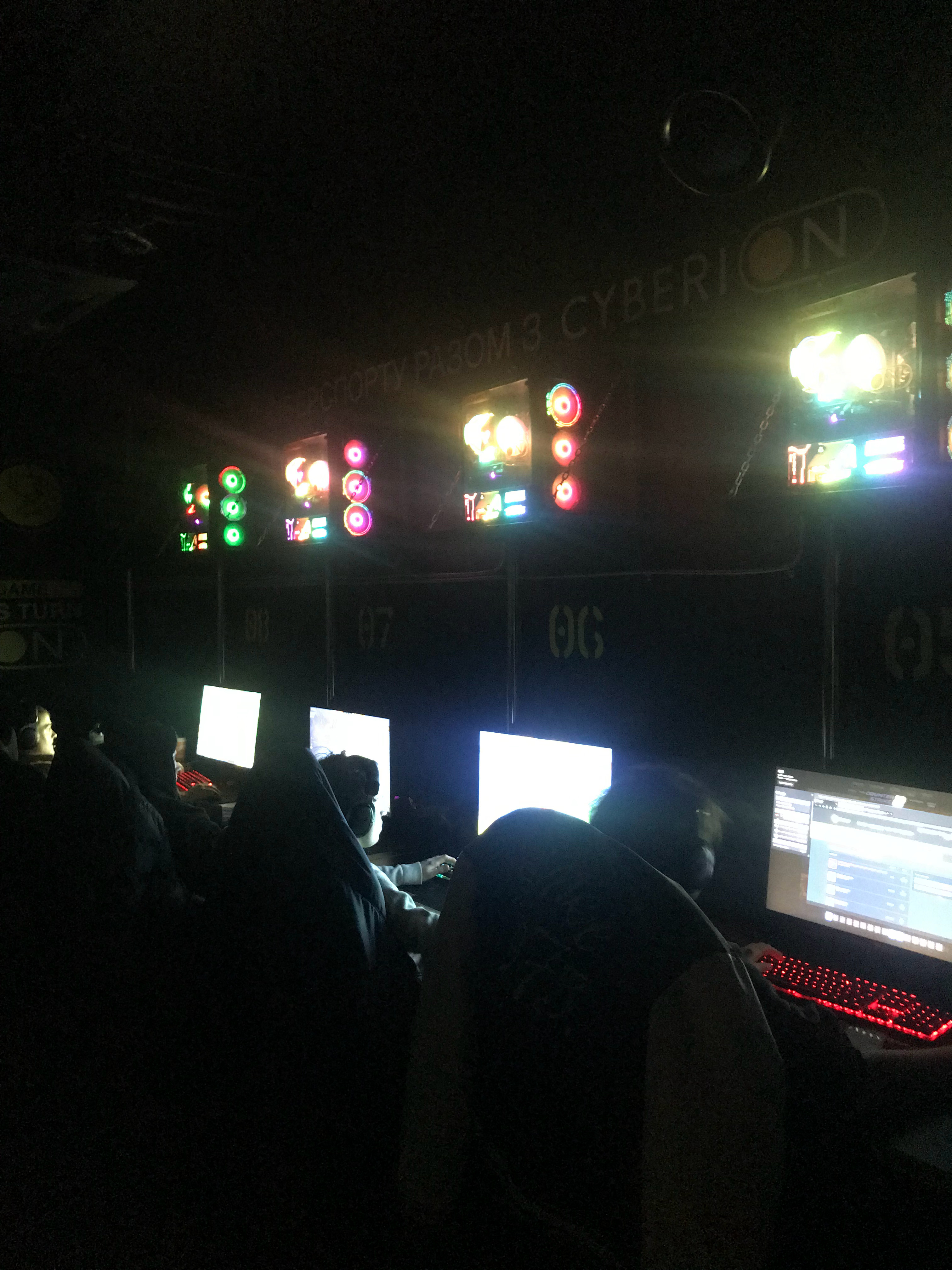 被啤酒打湿的笔记本电脑还没修好，我来到一家电竞网吧通宵，为即将开展的能源公司撰写