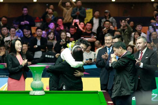 吴宜泽落泪拥抱父母！希金斯赞其如亨特，首冠+前16+英锦赛正赛
中国斯诺克第10