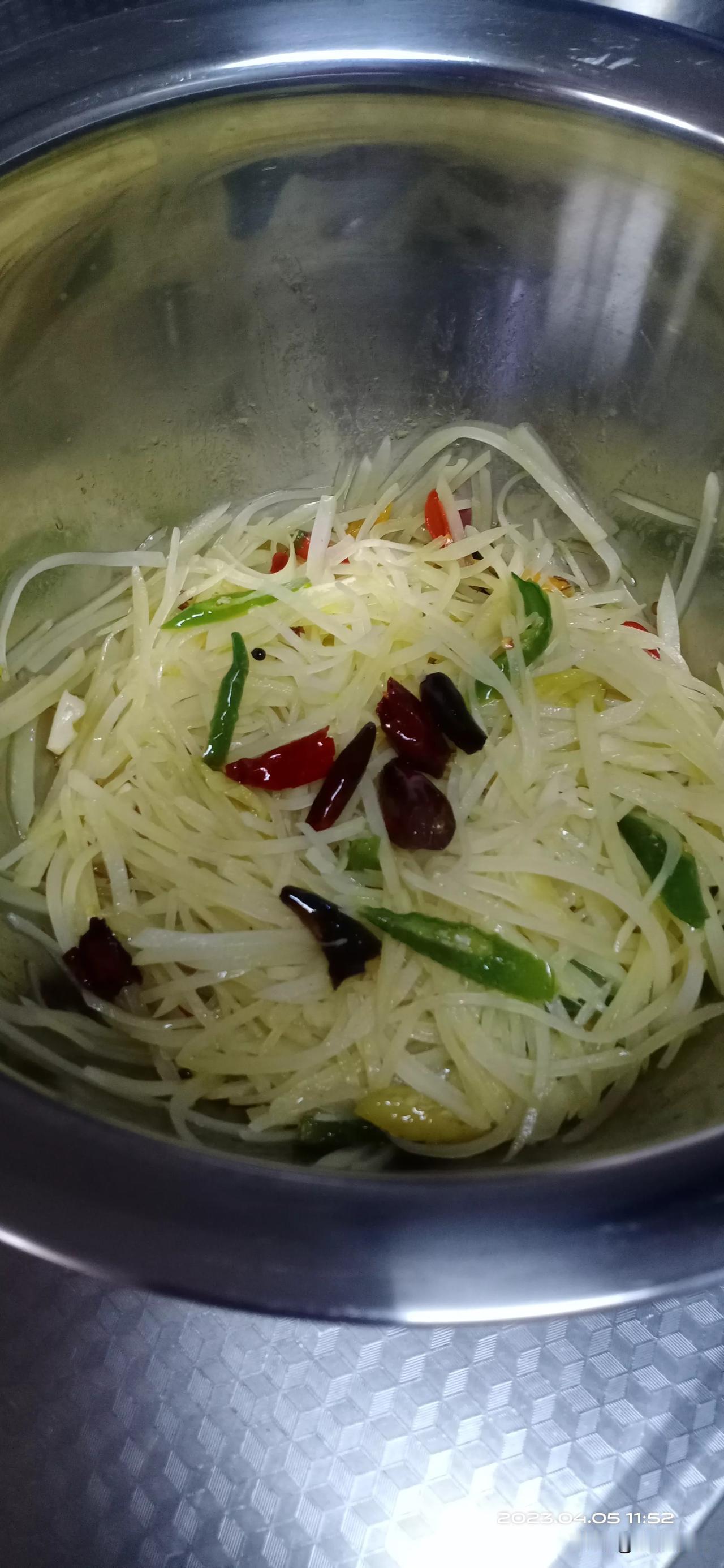 每天晚饭这么丰盛，且肉食占多数，蔬菜少，这样吃真的对健康有益吗？个人认为晚餐稀饭