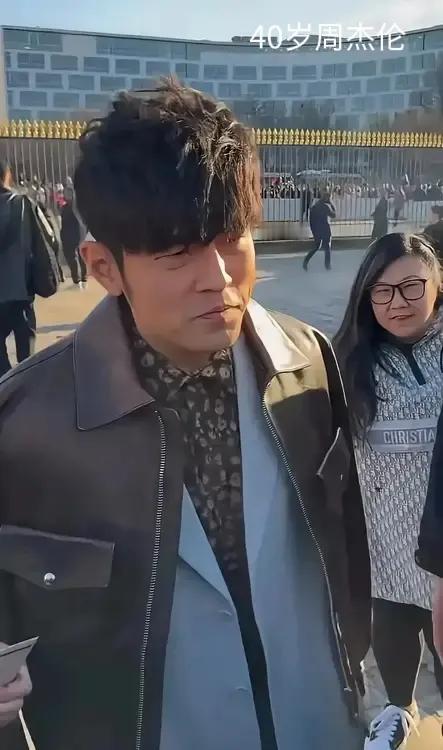 周杰伦本来也不好看啊！周杰伦的卖点就是冷酷拽！
最近45岁周杰伦出席活动，被观众