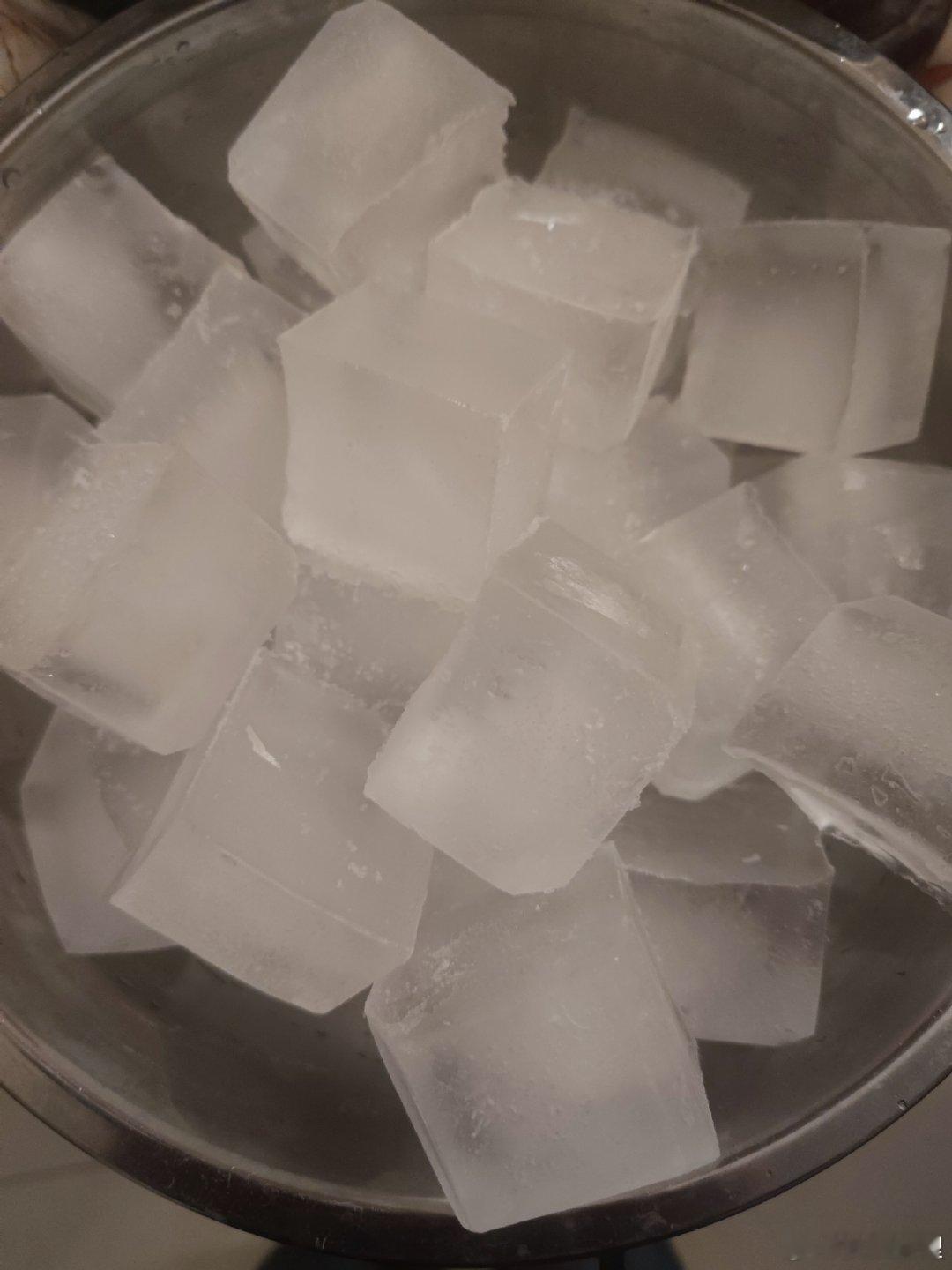 给拉师傅每天冻得冰块，解暑降温。 