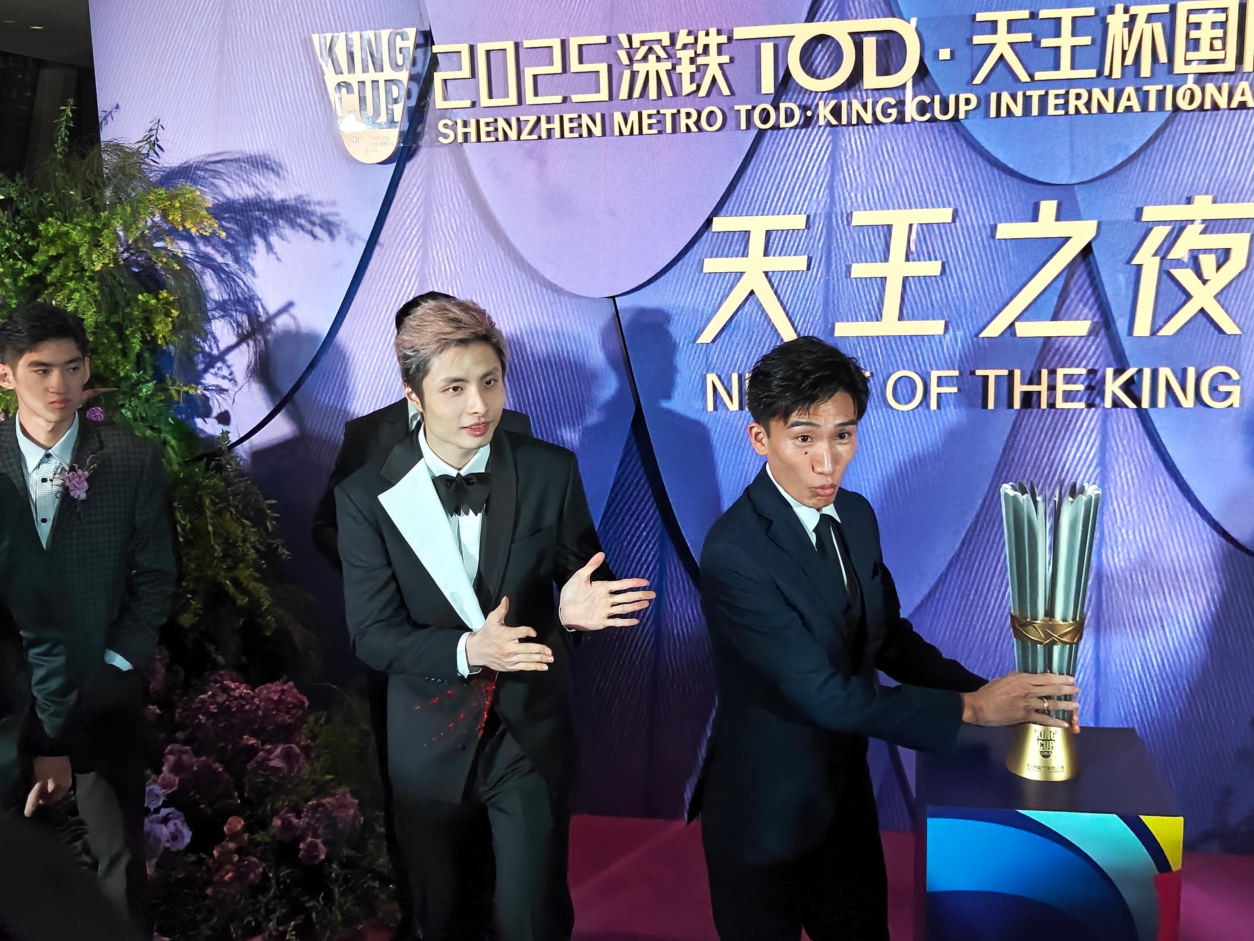 石宇奇和老对手桃田贤斗久违的同框石宇奇一衣两穿石宇奇领衔天王之夜西装局2025年