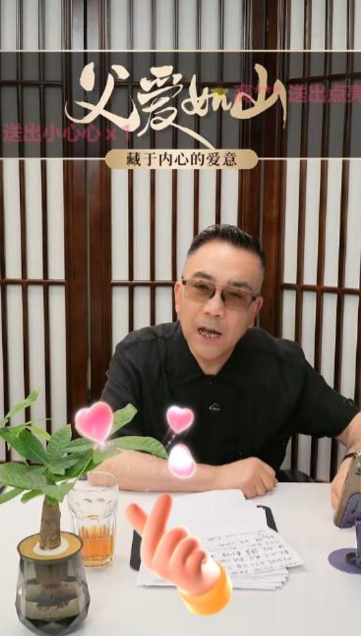 杨议晚上开直播解释他爸爸为什么去世当天还要给人去剪彩。杨议在直播间里拍着桌子赌咒