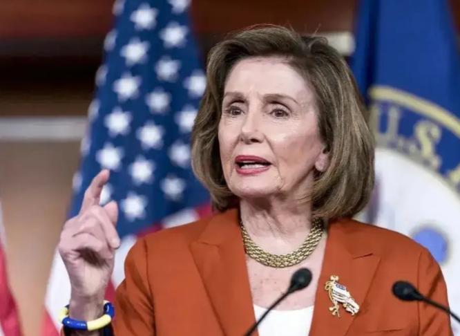 佩洛西怒喊 “美国要完了”！85 岁退休前，把特朗普骂到破防！

这位在国会摸爬