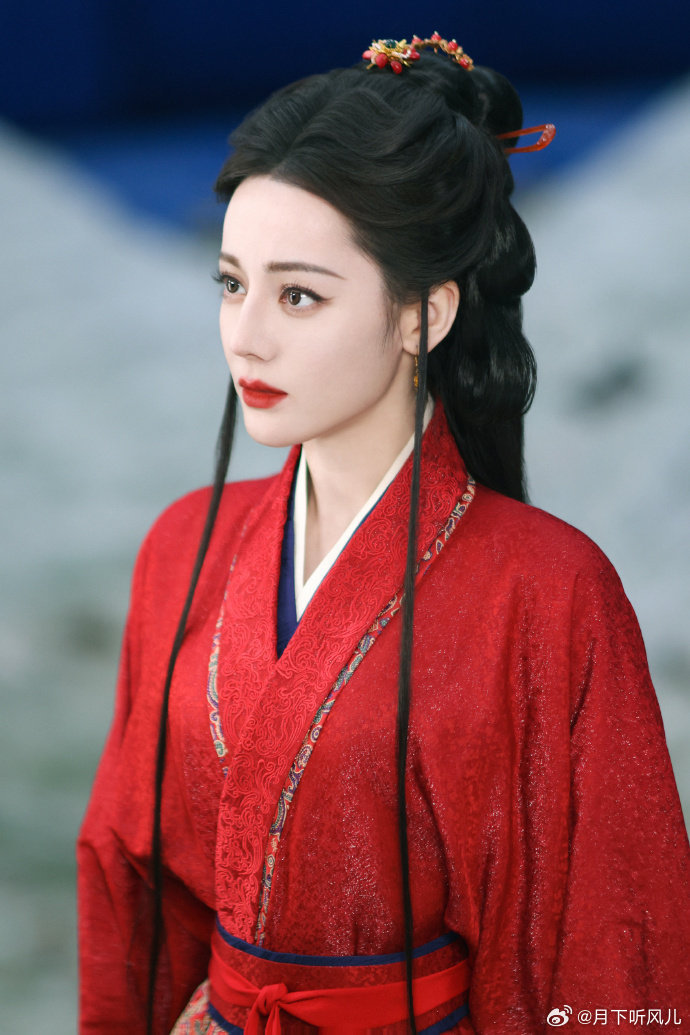 难怪迪丽热巴不爱上班为什么有这么多的下属围着灵主大人转，对于迪丽热巴来说也是太内