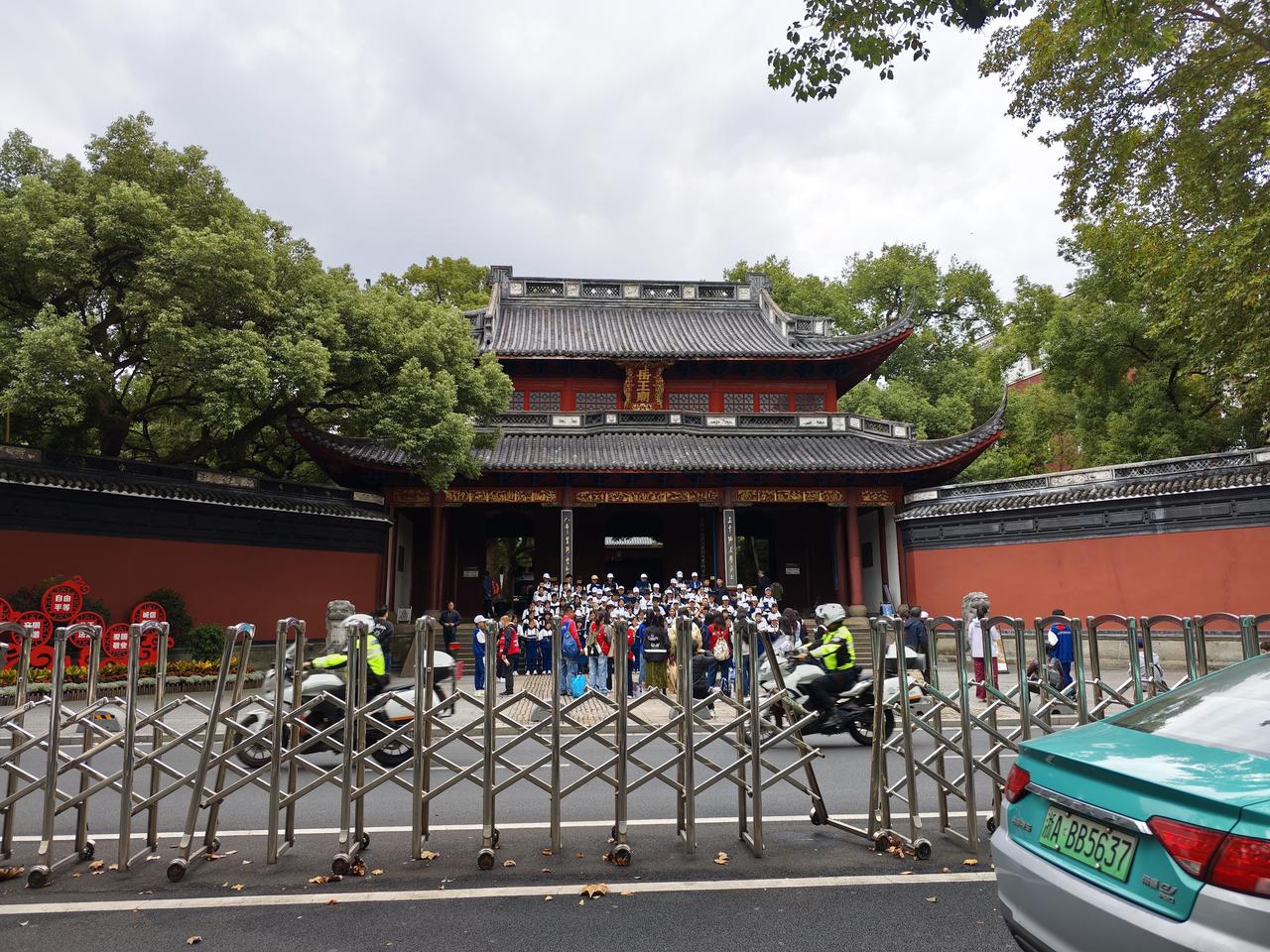 “怒发冲冠，凭栏处，潇潇雨歇。抬望眼，仰天长啸，壮怀激烈。三十功名尘与土，八千里