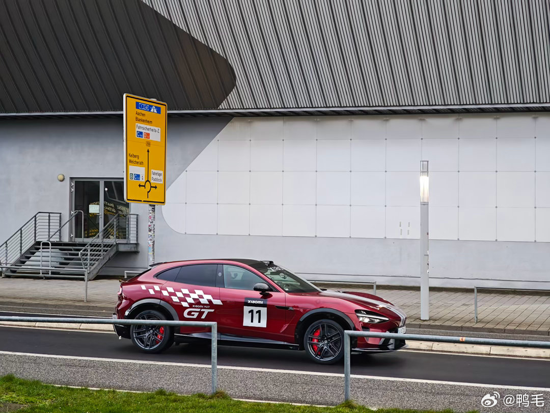 看来小米的节奏非常紧凑，小米YU7 GT这不就脱了伪装出现了吗？大家帮我看看有啥