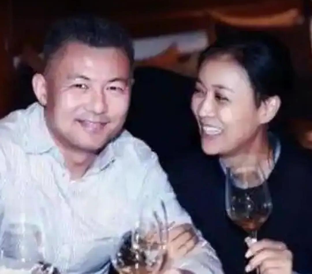 最近，那英的老公孟桐被曝与一名女子亲密互动并同返别墅，引发出轨传闻。孟桐否认出轨