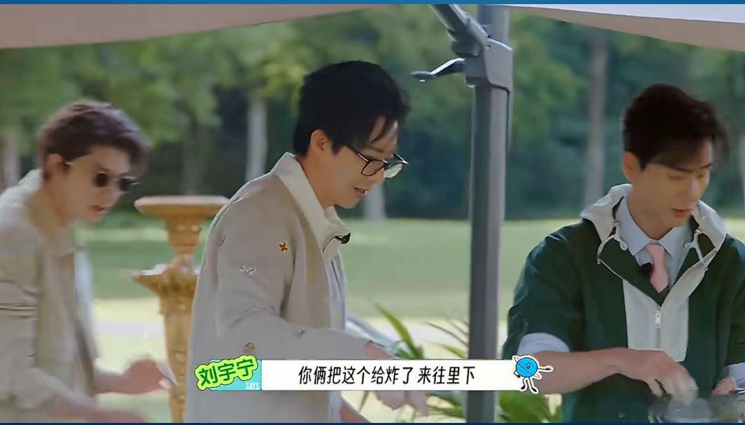 谁不想被刘宇宁教学做菜接连耐心指导陈星旭与林一动手做菜，谈吐温和做事细心，自带安