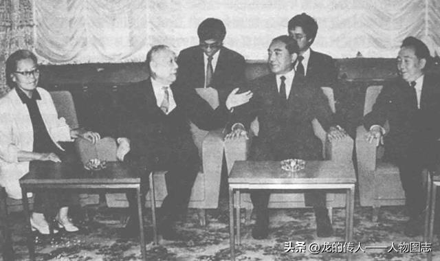 1985年4月，伍修权(左二)以北京国际战略问题学会会长身份率团访问日本时在夫人