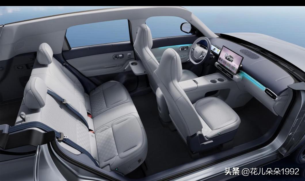 零跑A10就是奔着月销3万辆以上的销量去的！
要知道零跑今年的目标是100万辆，