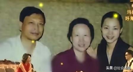 董卿的父母都是复旦大学毕业的知识分子，从小就对她实施严格的“魔鬼”教育，为她打下