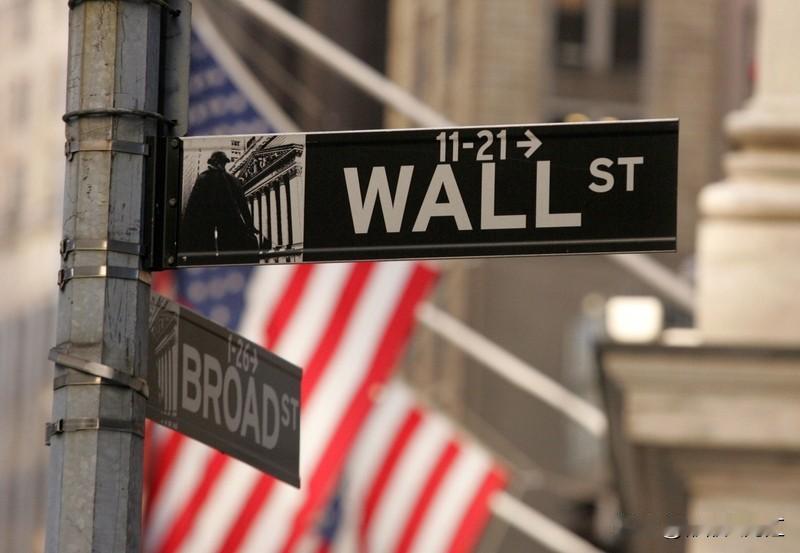 美国中产正被裁员潮狠狠拿捏。为应对疫情冲击，美国之前搞无限制货币宽松，结果通胀严