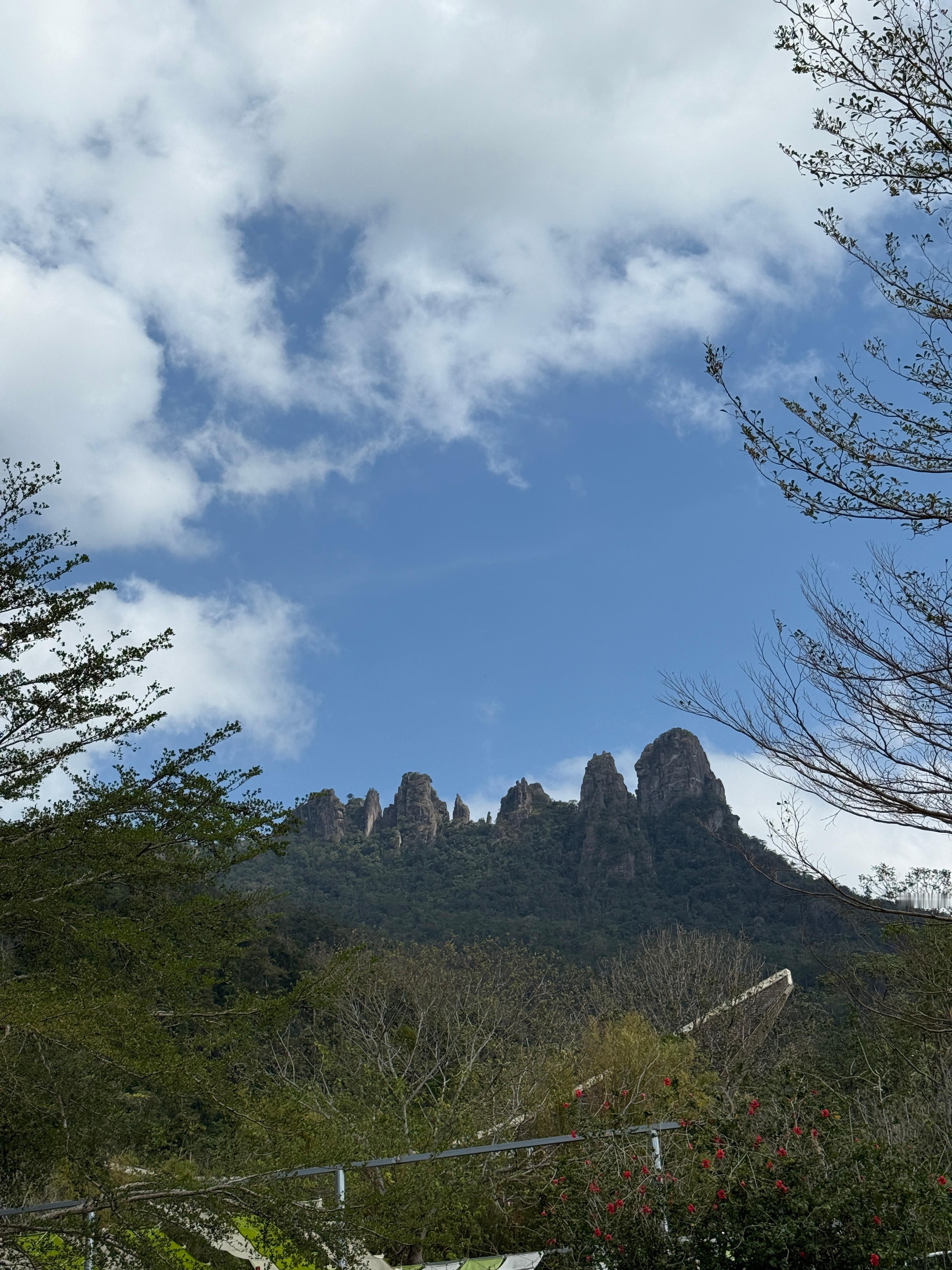 保亭的七仙岭还没爬，腿已经疼了