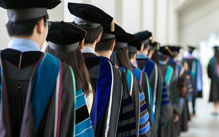 第一财经：多所高校公布今年转专业情况，部分学生宁愿降1级甚至2级也要换专业。从转