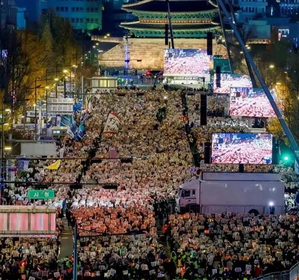 规模空前！尹锡悦地位岌岌可危！

近日，韩国民众大规模示威游行对尹锡悦政权构成严