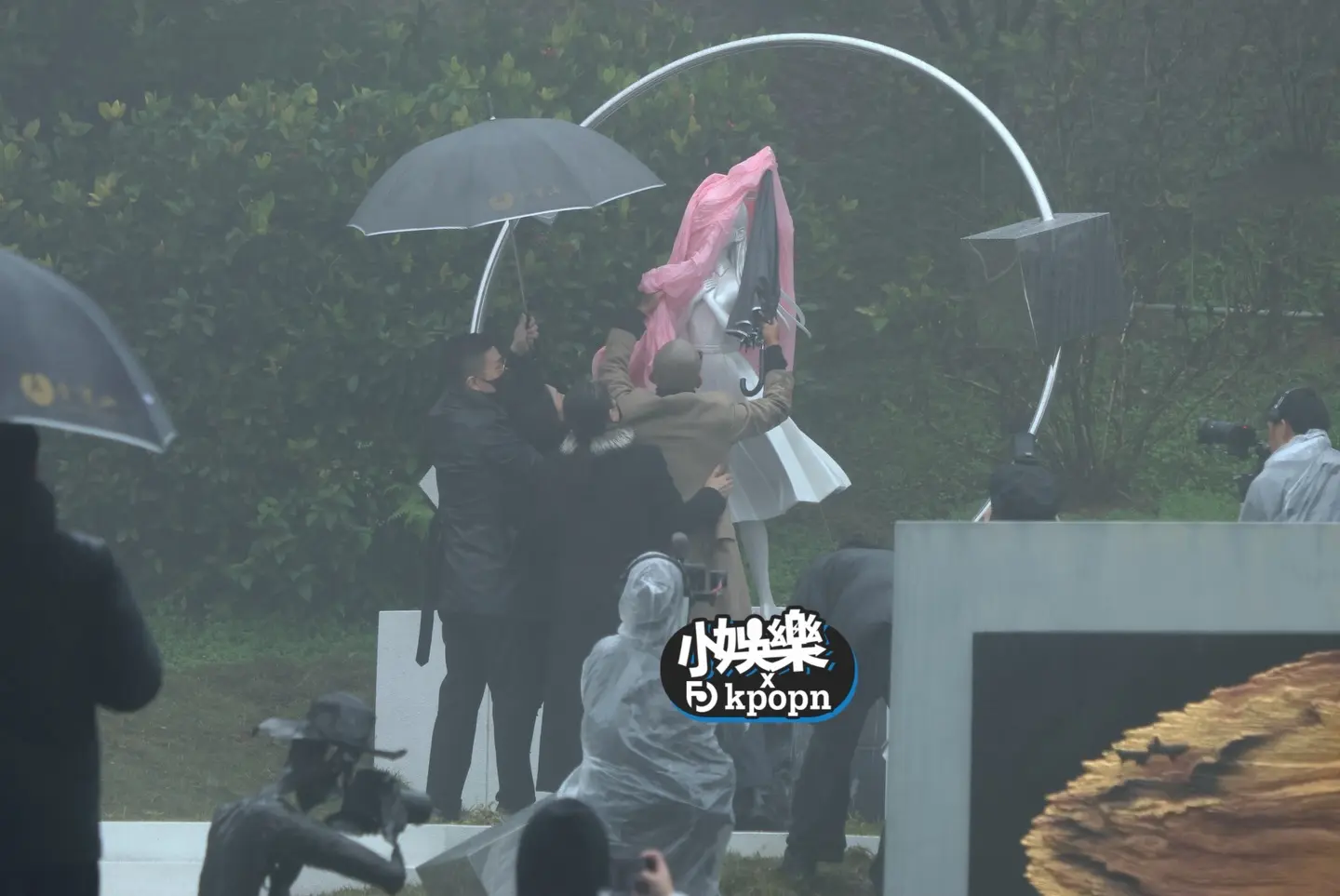 大s雕像揭幕，全家痛哭。