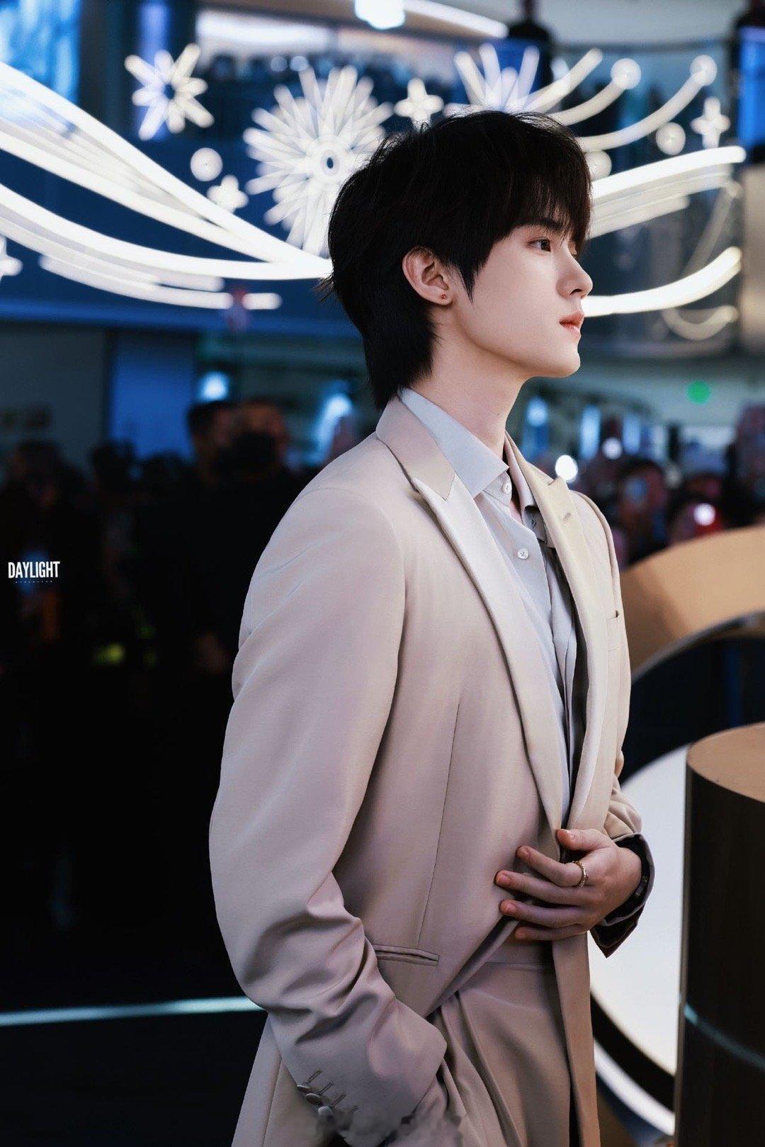 周翊然 矿泉水系00生00生的纯净魅力藏在简约里，黑白米穿搭勾勒清爽轮廓，像矿泉