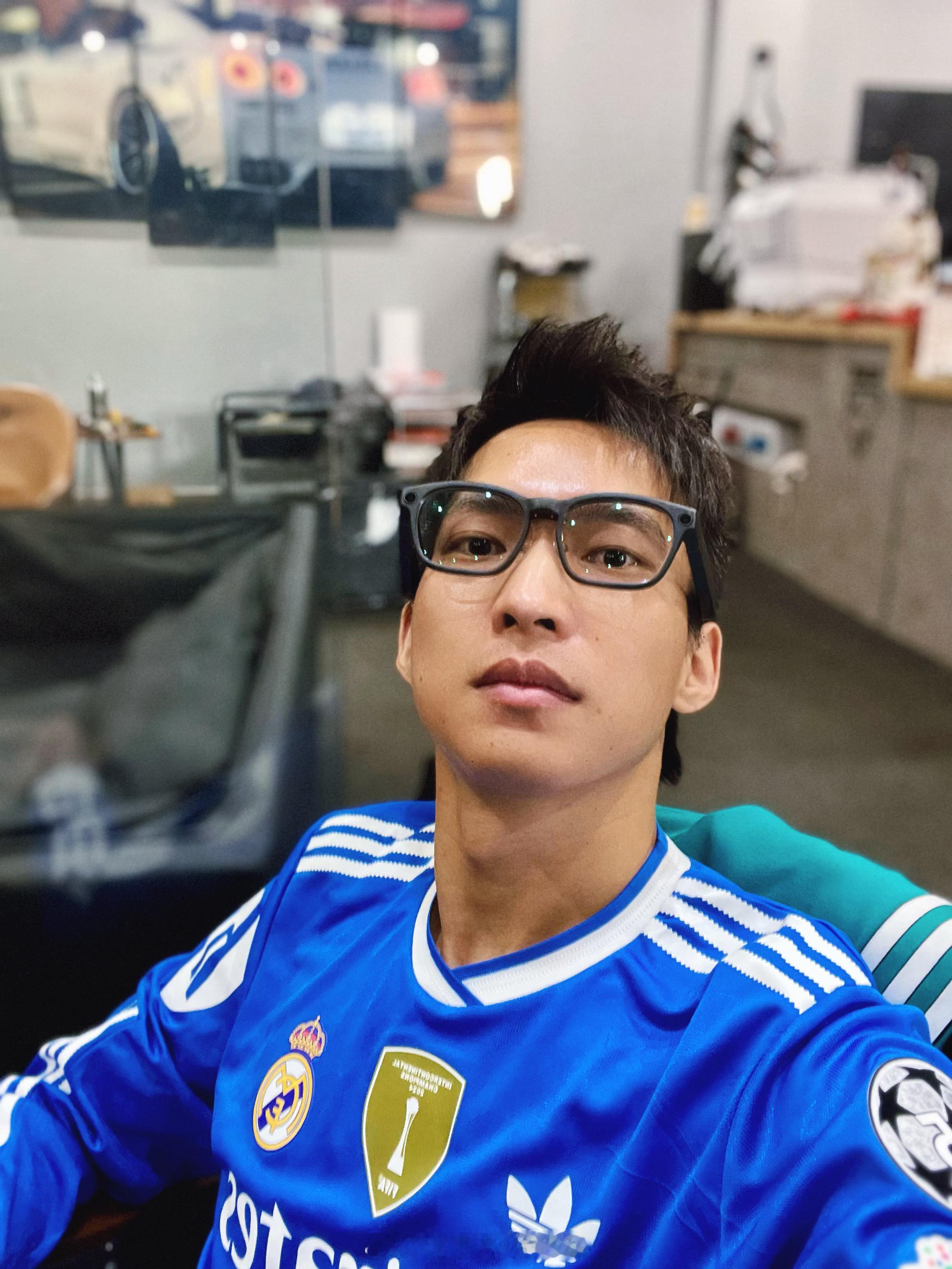 👓我这款镜框是经典黑（哑光），理想定制的蔡司有度数（感光变色镜片）。😍喜欢～