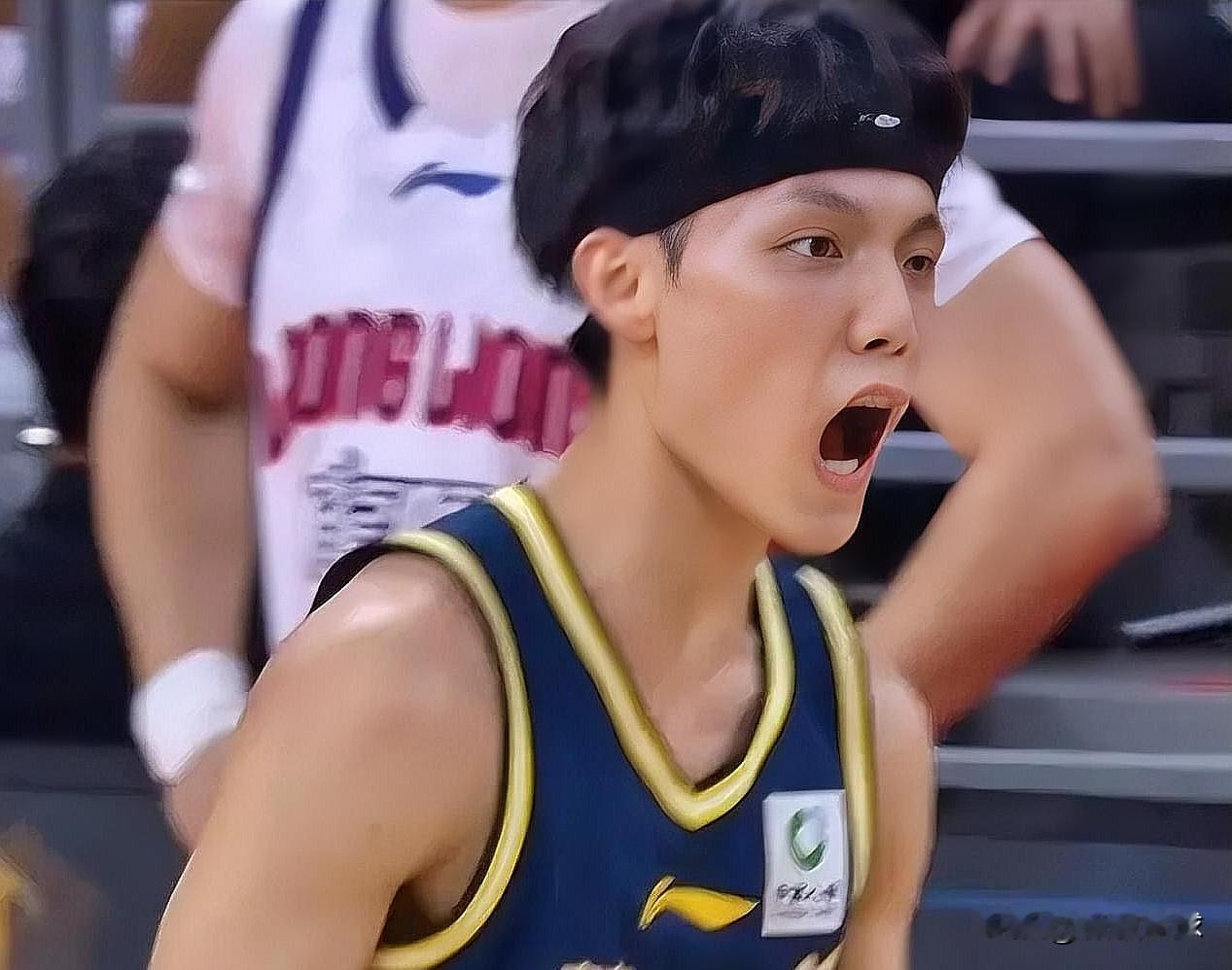 广东神射手徐杰真是太嚣张了！在今日广东对阵广州的首节比赛中，徐杰连进两记三分反超