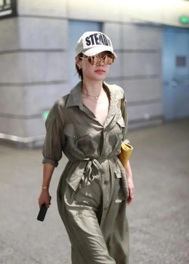 马伊琍机场穿搭也太舒服耐看了！
军绿色工装连体裙，慵懒随性又飒爽
收腰系带超显瘦
